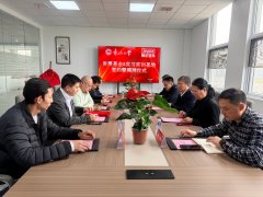 峰一行正在葛邮兵的伴随下